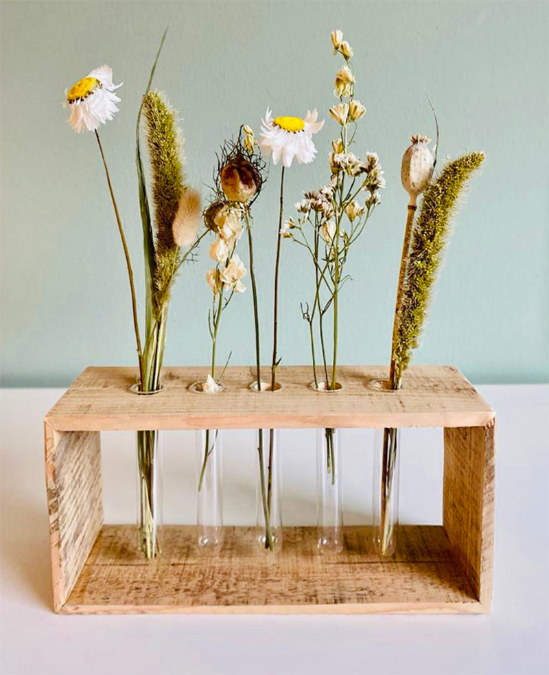 Trockenblumen und Gräser im Reagenzglas in Upcycling Blumenbank 