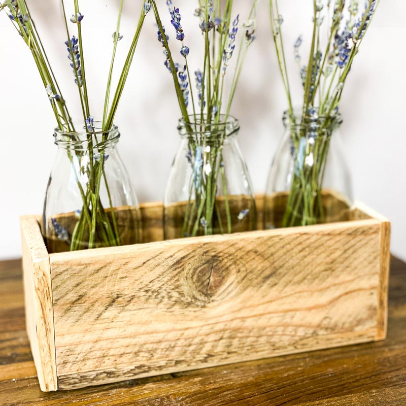 Blumenkästchen mit drei Vasen Flaschen aus Holz