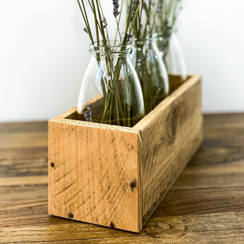 Blumenkästchen mit drei Vasen Flaschen aus Holz