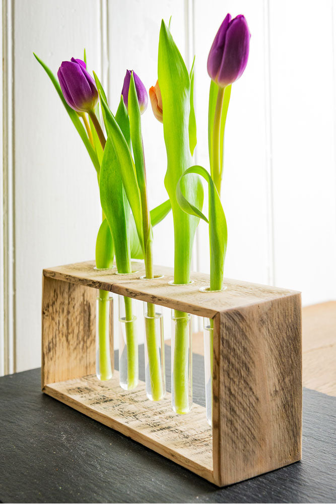 Upcycling Blumenbank aus Holz einer Obstkiste mit Reagenzgläsern für Trockenblumen Gräser und Schnittblumen