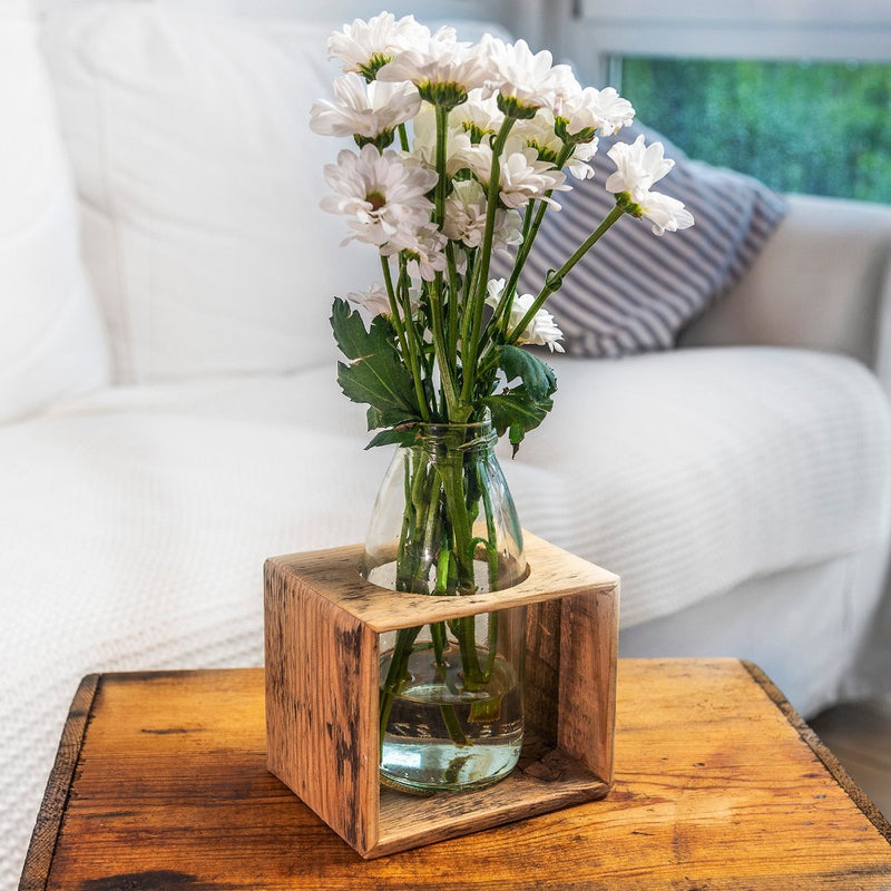 Blumenbank aus Holz, Upcycling Produkt mit einer Vase bzw. Glasflasche