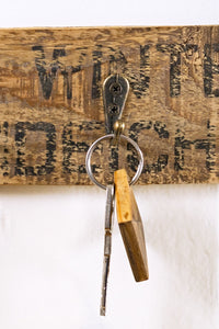 Kleines Schlüsselbrett aus Holz mit fünf Haken